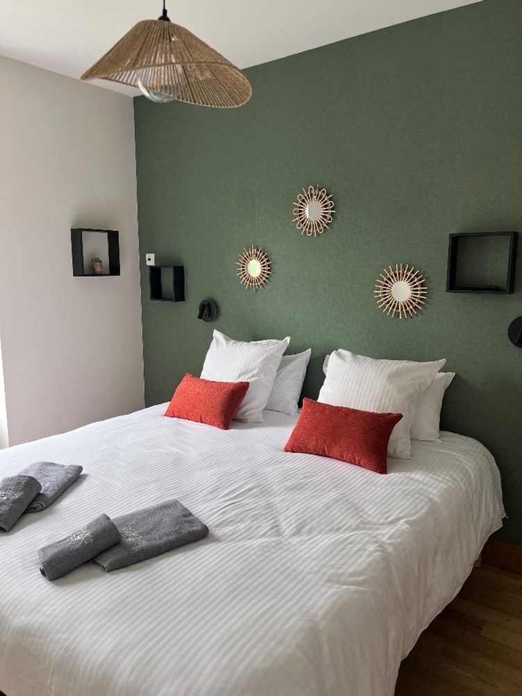 Coupon de réduction : Séjour pour 2 personnes au tarif de 420€ au lieu de 520€ (soit 100€ de remise). * Cette offre inclue : 2 Nuits à la résidence thermale et 2 accès spa avec soin Chaldette relaxante. - Valable à LA RESIDENCE LA CHALDETTE - à BRION (48)