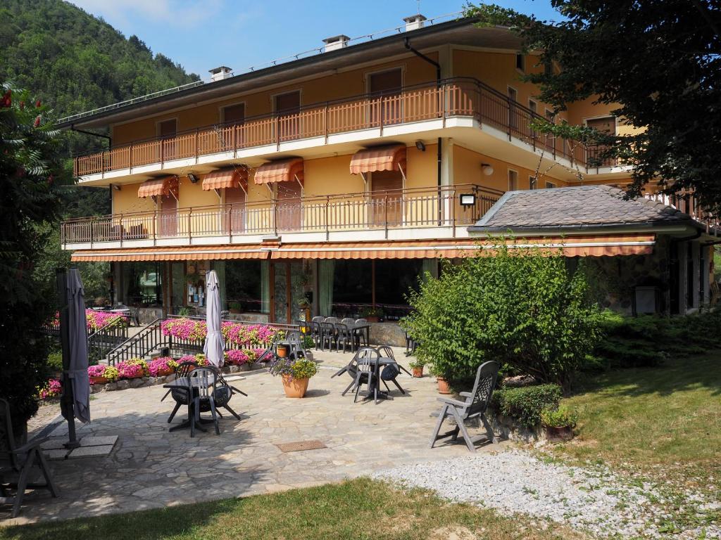Coupon de réduction : 1 Séjour en Pension Complète à 160 €* pour 2 personnes comprenant : 1 Nuit en chambre double + 2 Petits Déjeuners + 2 Déjeuners + 2 Dîners - Valable chez DELLA VALLE - à VERNANTE (ITALIE)