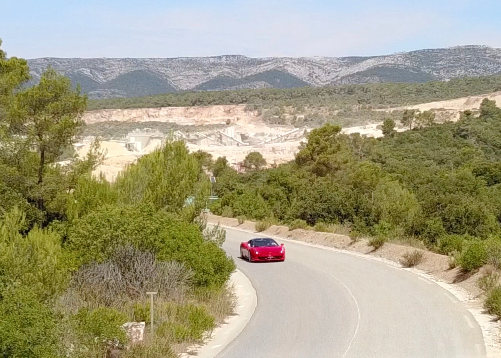 Coupon de réduction : Une heure de conduite sur route à bord de la Ferrari 458 Italia au tarif de 520€ au lieu de 650€* - Valable chez JB EMERIC - à AUBAGNE (13)