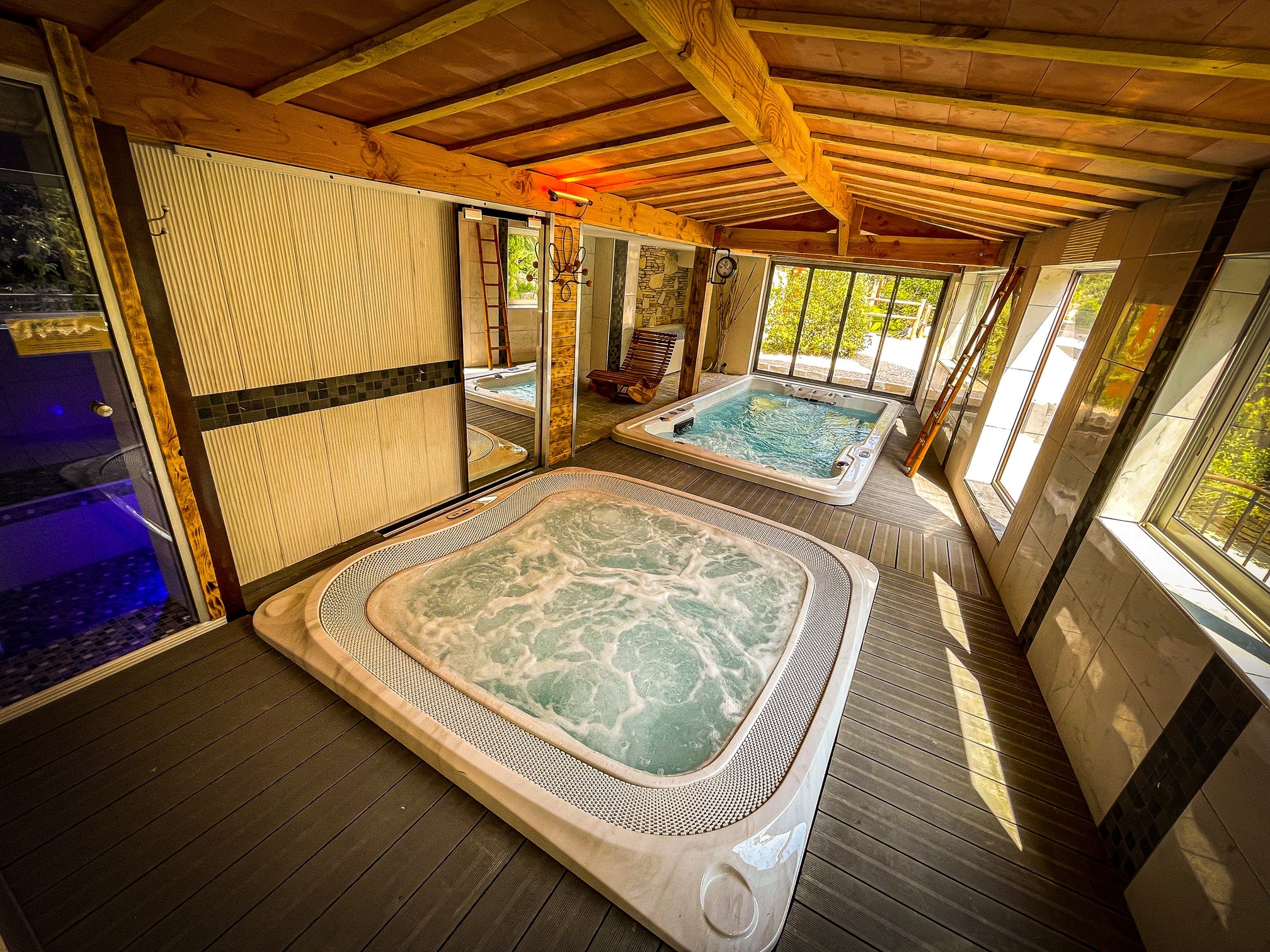 Coupon de réduction : 48,50€ de remise sur 1 Nuitée en suite junior (90,50 € au lieu de 139 €) * - Valable chez LE JARDIN AUX SOURCES - à BRISSAC (34)