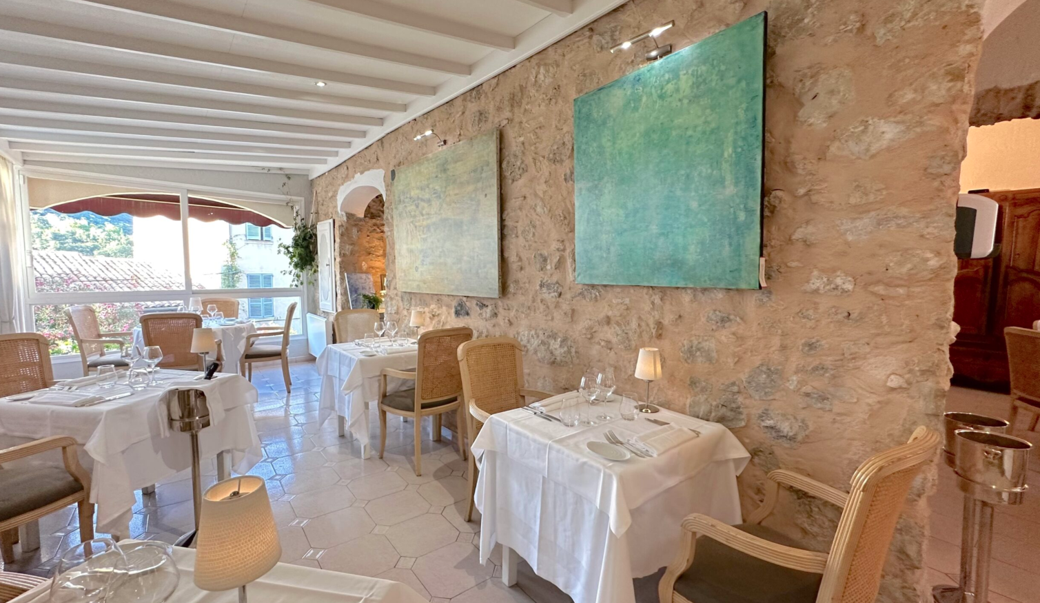 Coupon de réduction : 1 Menu Escapade à 69 € acheté = 1 offert (midi ou soir) Amuse bouche + 2 Entrées + 2 Plats + 1 Dessert - Valable à L'AMBROISY - à VENCE (06)