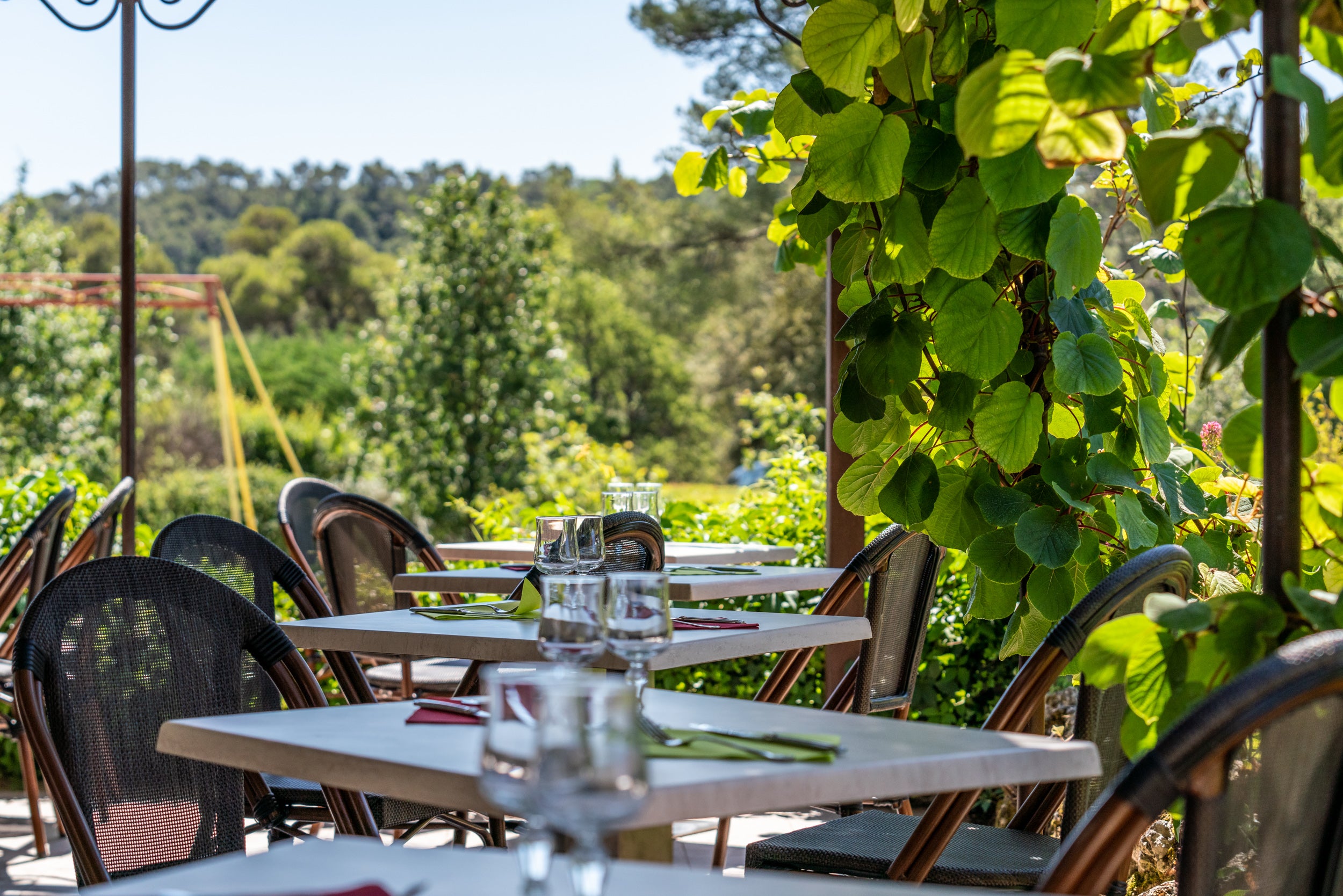 Coupon de réduction : 1 Séjour demi-pension à 250€ Inclus : 1 nuitée en chambre double + 2 menus prestige + 2 petits déjeuner + 2 Coupes de champagne avec pétale de truffe - Valable chez LE GRAND CHENE TRUFFIER - à SILLANS-LA-CASCADE (83)