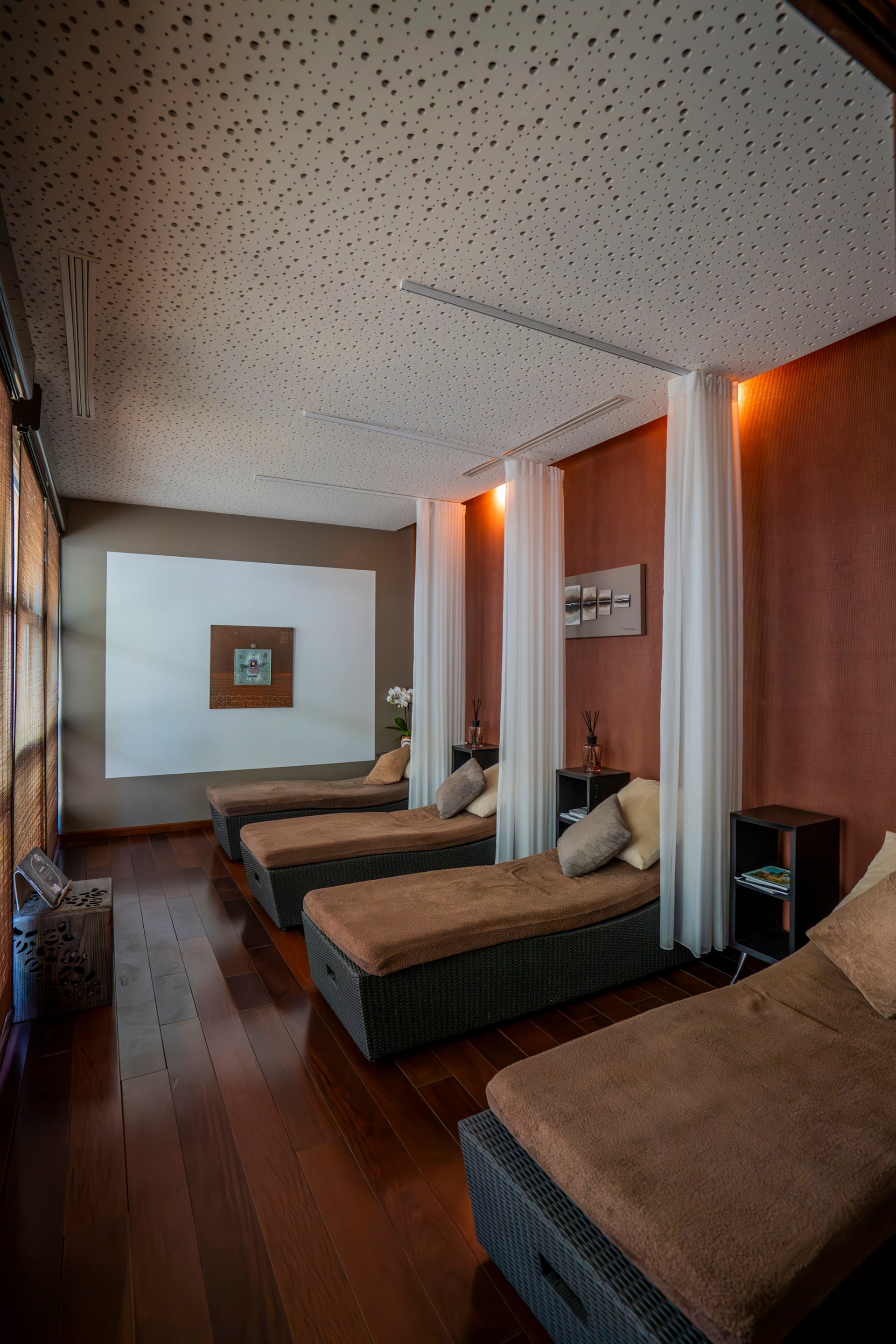 Coupon de réduction : L'essentiel 1h30 à 65€ Hammam, sauna avec chromothérapie, douche expérience; Bain hydromassant aux huiles essentielles : 30 min; Accès à l'espace de relaxation.  1 acheté = 1 offert - Valable au SPA NID'O - à MONTPELLIER (34)